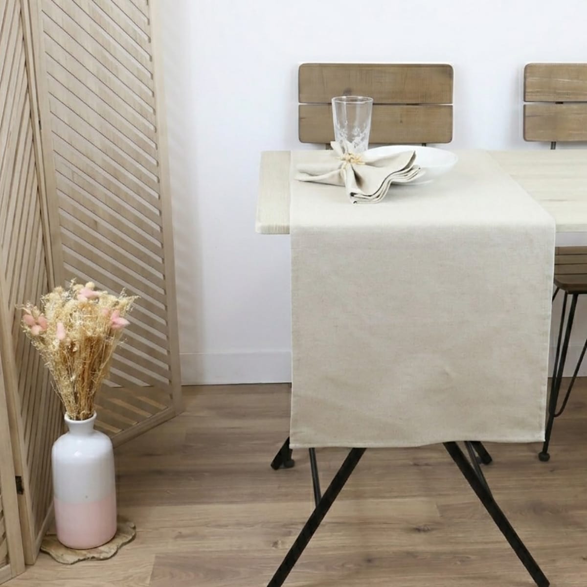 Vis-à-vis lin naturel mis en scène sur une table bistrot, deux personnes.