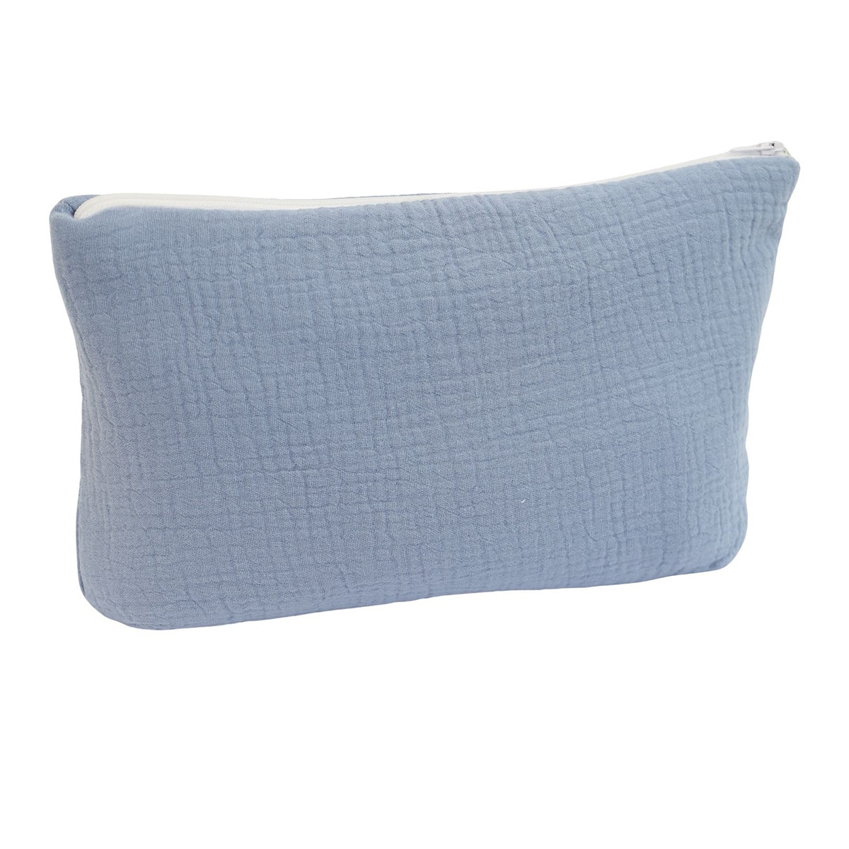 Trousse de voyage bébé gaze de coton posé sur fond blanc et fermé par une fermeture éclair