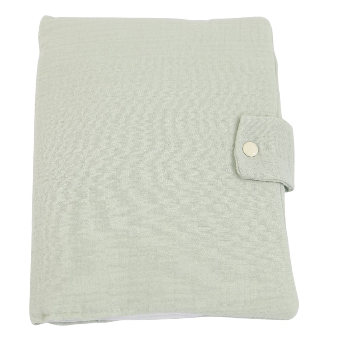 Le protège carnet de santé vert sauge est posé sur un fond blanc, il st fermé grâce à son attache à bouton