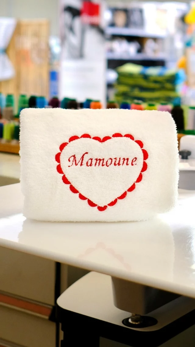 Cindy s’occupe de vos broderies ! Faites personnaliser vos articles au magasin mais aussi pour vos commandes passées sur notre e-shop 😉
‌
Comment ça fonctionne ?
💬 Le message : prénom, surnom, petit mot
🔴 La couleur de votre typographie
‌
Et voilàààààà 🙏
‌
💌 Psssssst : Vous êtes encore dans les temps pour faire personnaliser vos cadeaux ❤️🎁
‌
#Linandelle #lingedemaison #maman #mamoune #fetedesmeres2023 #personnalisation #cadeauxpersonnalisés #ideescadeaux #cadeauxmaman #mamanjetaime #serviettetoilette #Broderie #broderiepersonnalisée #serviettepersonnalisée #brodeuse