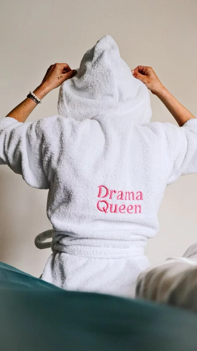 👑 Drama Queen dès le réveil ? On t’a trouvée. 
Tu râles si ton café n’est pas à la bonne température, tu repères le moindre pli dans les draps…Et tu le sais : le style commence en peignoir.

Franchement ? On adore cette énergie. ✨

💬 À offrir ou à s’offrir (surtout à soi-même, hein).
 🎁 Existe aussi en version « Best Mom », « La maman », « Chill Queen »... 
C’est vous qui choisissez la broderie — nous, on s’occupe du reste. 😜

📍Disponible en boutique & sur linandelle.com
—
#DramaQueen #Peignoir #broderie #cadeauxpersonnalisés #MorningDrama #PeignoirBrode #HomeLovers #DouceurDeVivre #LingeDeMaison #FêteDesMères #SelfCareQueen