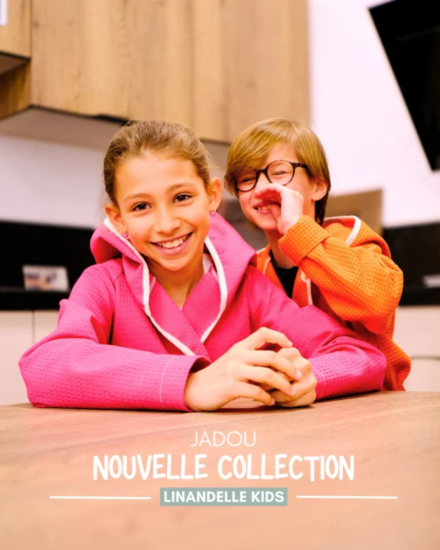 NOUVEAUTÉ 🌟 Le peignoir qui donne le smile (même tôt le matin)

Parce que les plus beaux souvenirs commencent souvent dès le saut du lit…Découvrez JADOU, notre nouvelle collection de peignoirs enfants en coton nid d’abeille. 🧡

Des matières douces, des couleurs qui réveillent les sourires (rose framboise, orange vitaminé et chocolat !), et ce confort qu’on voudrait garder toute la journée…

✨ Ultra légers, doux et faciles à enfiler tout seul
⏰ Parfaits pour accompagner les rituels du matin et du soir
🇫🇷 Fabriqués avec soin dans notre atelier en Normandie

Un style cool, une coupe mixte, et une matière naturelle : tout pour plaire aux enfants (et aux parents) !

👉 Disponible dès maintenant sur notre e-shop et en boutique.

Et on vous prévient... il risque de devenir leur nouveau meilleur ami. 😜

#Linandelle #PeignoirJadou #NouveautéLinandelle #PeignoirEnfant #LingeDeMaison #KidsLife #ModeEnfant #StyleConfortable #CréationFrançaise #Normandie #PeignoirMixte #PetitBonheurDuMatin