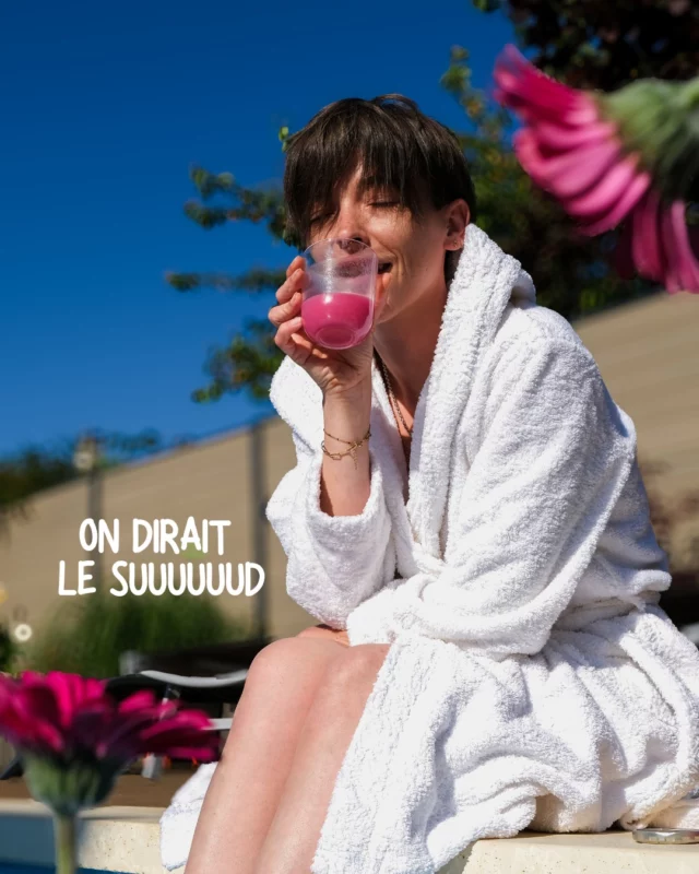 On dirait le sud...🎵
Et pourtant, c’est juste le plaisir simple de s’installer au bord de la piscine,
avec un jus frais et notre peignoir éponge 100 % coton sur les épaules.

Ultra doux, absorbant, moelleux — c’est le genre de pièce qu’on ne quitte plus. Après la douche, après la baignade, ou juste pour chiller.

🌞 Cet été, le confort ne se négocie pas.
📍 Dispo en boutique à Charleval ou sur notre e-shop.

--
Linandelle, c’est 40 ans d’amour pour le linge de maison.
Une marque normande engagée dans la qualité et l’artisanat, avec des pièces conçues en France et réalisées avec soin avec nos partenaires au Portugal.

🤍 Offrez à votre quotidien une douceur incomparable.

#PeignoirÉté #LingeDeBain #Linandelle #SpaÀLaMaison #SlowMorning #CotonNaturel #ConfortAbsolu #RituelDuMatin #Été2025