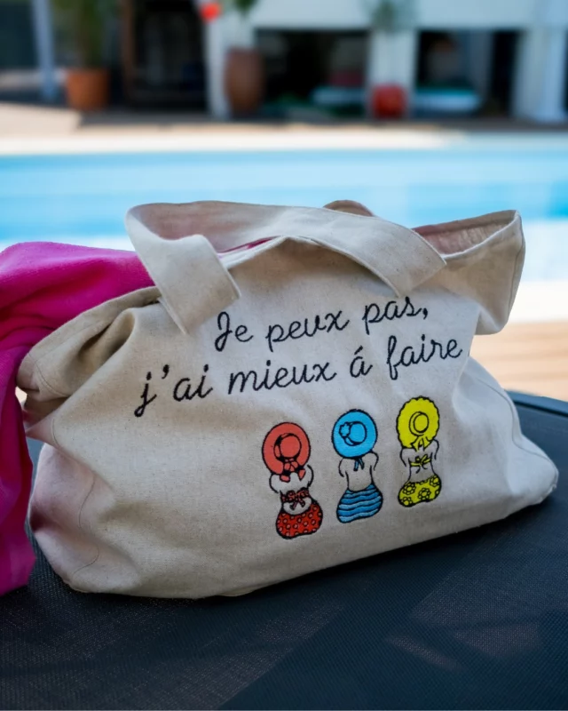 👜 Le sac de l’été qu’on emporterait partout.

Minimaliste, pratique, chic sans effort… voici Linelle, notre sac de plage en tissu 100 % lin naturel, confectionné avec soin dans notre atelier en Normandie.

🌾 Assez grand pour y glisser serviette, bouquin, lunettes & crème solaire.
💛 Assez joli pour qu’on vous demande : “Tu l’as trouvé où, ton sac ?”

Du marché à la plage, il vous suivra tout l’été — et bien après.

📍 Dispo en boutique à Charleval ou sur notre e-shop (lien dans la bio).

--
Linandelle, c’est 40 ans d’amour pour le linge de maison.
Une marque normande engagée dans la qualité et l’artisanat, avec des pièces conçues en France et réalisées avec soin avec nos partenaires au Portugal.

🤍 Offrez à votre quotidien une douceur incomparable.

#SacDePlage #LinNaturel #Linandelle #Été2025 #LingeDeMaison #SacChic #MadeInNormandie #CréationFrançaise #StyleNaturel