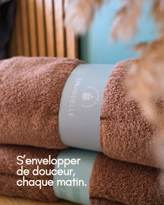 🧺 L’essentiel, c’est le confort. Et ce drap de douche porte bien son nom.

Essentielle, c’est notre collection en coton bouclette, ultra douce, absorbante et résistante. Un basique parfait pour le quotidien, à la fois moelleux et naturel.

🤎 Ici en taupe, pour apporter une touche de chaleur à votre salle de bain.

Et comme toujours chez Linandelle : qualité, durabilité, et amour du détail.

📍 Dispo en boutique à Charleval et sur notre e-shop (lien dans la bio)

--
Linandelle, c’est 40 ans d’amour pour le linge de maison.
Une marque normande engagée dans la qualité et l’artisanat, avec des pièces conçues en France et réalisées avec soin avec nos partenaires au Portugal.

🤍 Offrez à votre quotidien une douceur incomparable.

#LingeDeBain #Linandelle #Essentielle #DrapDeDouche #SalleDeBainChic #CotonNaturel #ConfortQuotidien #TerracottaVibes #MaisonDouce #TextileResponsable