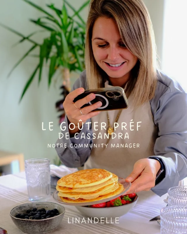 Un goûter simple et chaleureux, à l’image de Cassandra, notre community manager.

🍓 Des fruits, plein de fruits…
🥞 La star du goûter ? Des pancakes diet & protéinés !
👩‍🍳 Et of course, le plus beau tablier en lin (made in Normandie).
✨ La touche finale : la nappe NAPOLI pour une jolie table.

Tadaaaaam, vous validez ? 😍

Parce qu’une jolie table, c’est aussi ça : le plaisir de partager, décorée avec soin 💚

--

#Linandelle #NappeEnLin #TablierEnLin #LingeDeMaison #ArtDeLaTable #TableEnLin #MadeInNormandie #LinNaturel #PancakesMaison #GoûterGourmand #DecoTable #EspritMaison