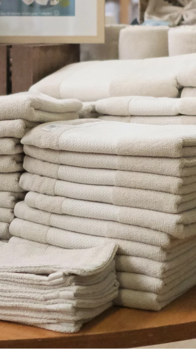 Venez voir Cindy au magasin… On dirait pas comme ça, mais elle est sympa 😜

--

Chez Linandelle, on allie savoir-faire et bonne humeur : du linge de maison de qualité et une équipe qui vous accueille toujours avec le sourire ✨

linandelle - linge de maison - linge de qualité - savoir-faire français - linge artisanal - linge en lin - linge en coton - serviettes de table - linge de bain - linge de lit - linge de cuisine